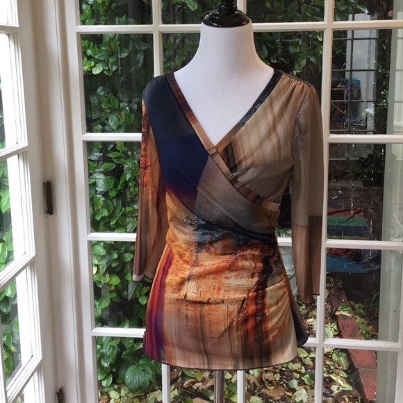 elana kattau Tops - Colorful vneck top